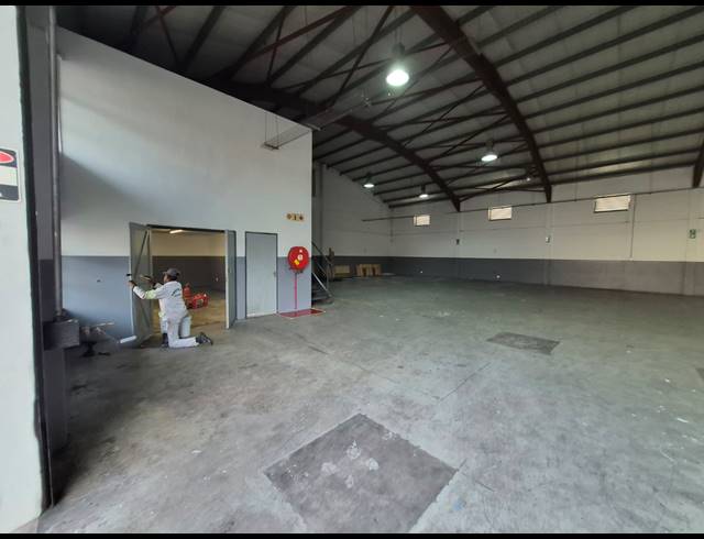 1,111M² WAREHOUSE TO LET IN PAARDEN EILAND